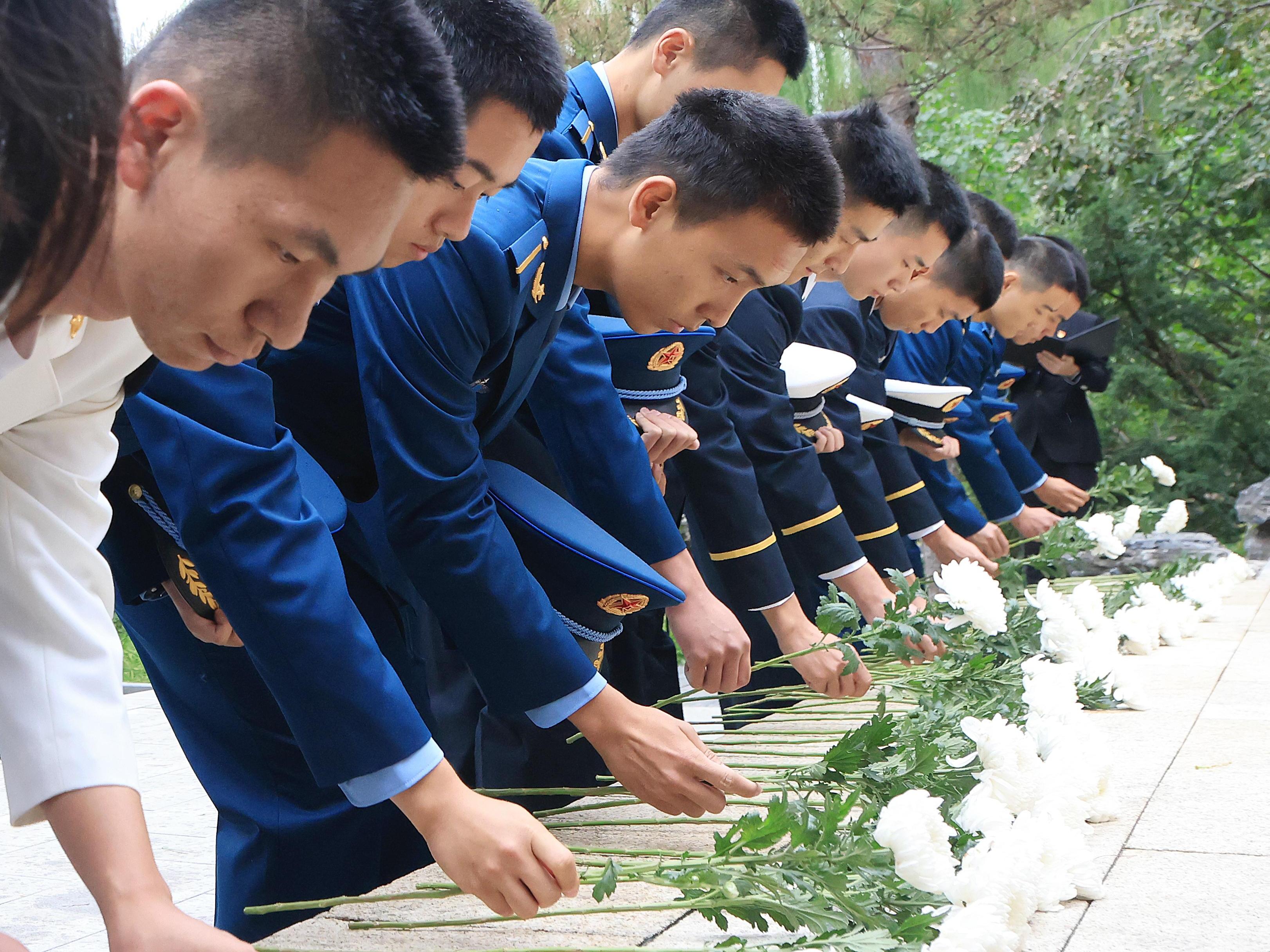 20240930-烈士纪念日清华大学祭扫活动举行退伍军人代表献花环节-研工部-照片.jpg